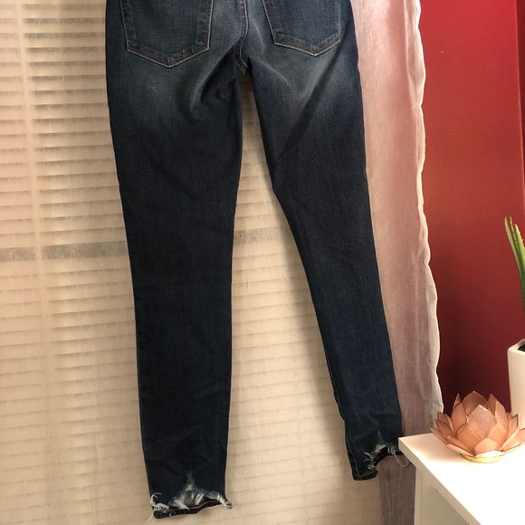 NEVER WORN! Lucky brand medium wash skinny jeans! - Picture 4 of 4